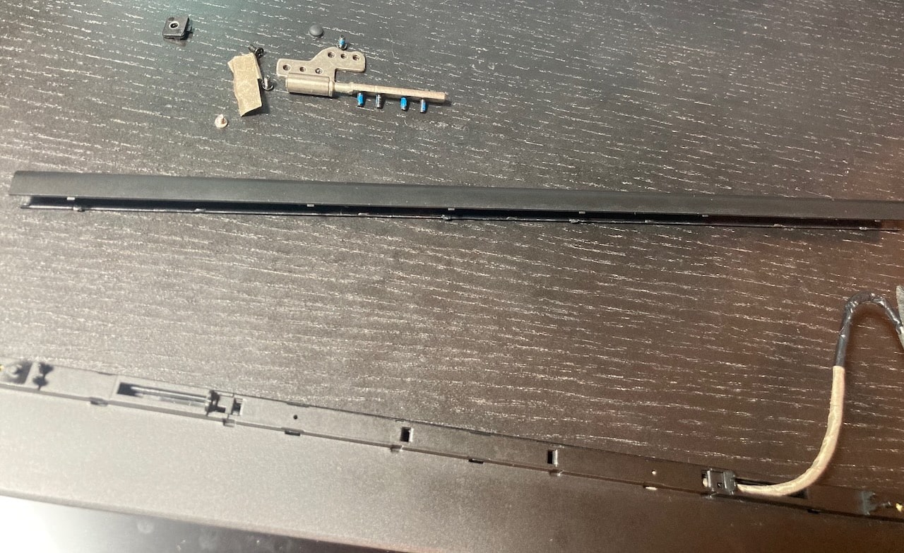 Hinge_area_of_the_Pinebook_Pro_lid_with the cover removed